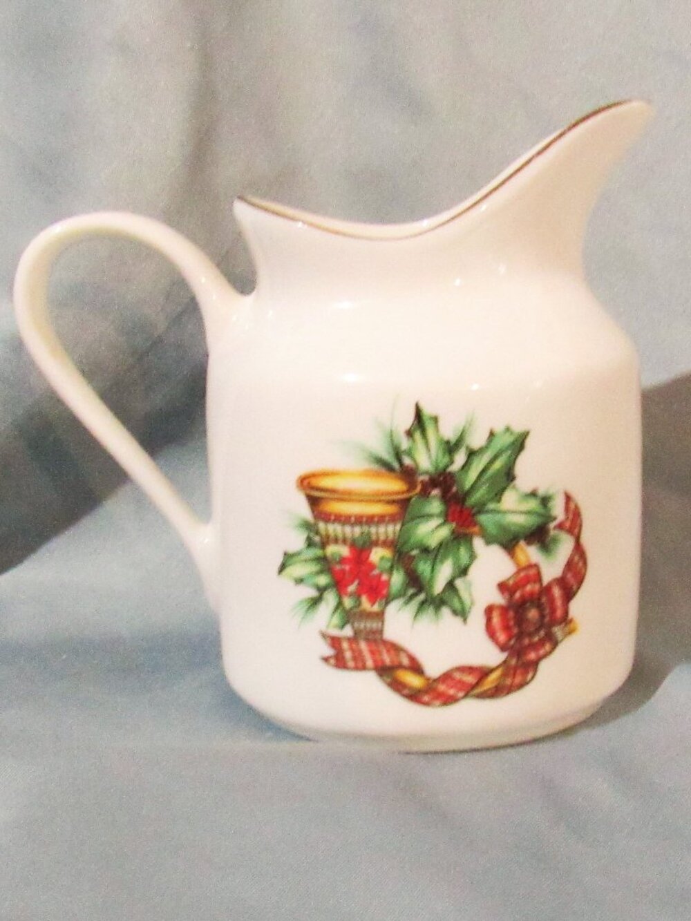 Sonata Noel Creamer, Gold Gilt Trim Holly & Trumpet Y731